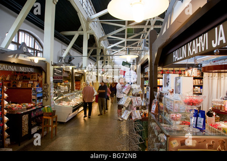 I clienti e i piccoli negozi dentro la città di Kuopio Market Hall ( Kuopion Kauppahalli ) , Finlandia Foto Stock