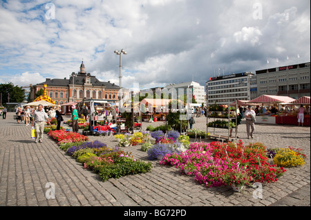 Bancarelle di vendita e cabine di persone presso la Città di Kuopio piazza del mercato centrale ( Kuopion Kauppatori ) , Finlandia , town hall in background Foto Stock