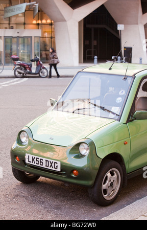 Un G-Wiz auto elettriche per le strade di Londra, Regno Unito. Tali veicoli a emissioni zero aiutano a combattere il cambiamento climatico. Foto Stock