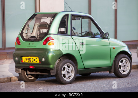 Un G-Wiz auto elettriche per le strade di Londra, Regno Unito. Tali veicoli a emissioni zero aiutano a combattere il cambiamento climatico. Foto Stock