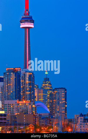 Skyline di Toronto City visto da Ontario Place, Toronto, Ontario, Canada al crepuscolo. Foto Stock