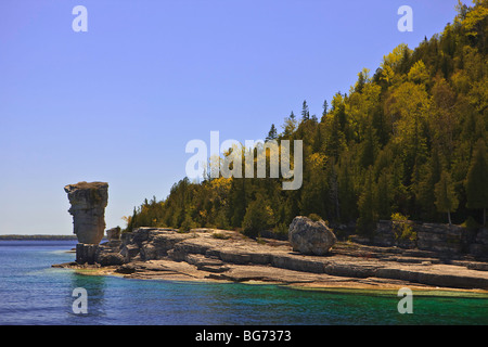 Stack del mare lungo il litorale di vaso isola in Fathom cinque National Marine Park, Lago Huron, Ontario, Canada. Foto Stock