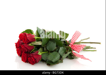 Bouquet di rose rosse isolato su bianco Foto Stock