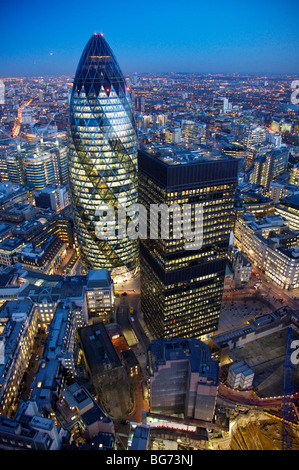 Sera vista aerea da Old Broad Street guardando oltre a gherkin building. Foto Stock