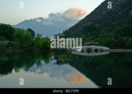 Sunrise al Black Dragon Pond, Lijiang, Yunnan, Cina Foto Stock