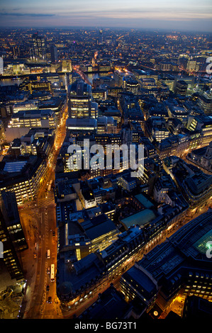 Sera vista aerea dalla città di Londra che si affaccia su un tetto a West End giù Threadneedle Street e sul fiume Tamigi. Foto Stock