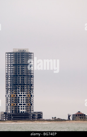 Ocean Tower su Padre Island nella nebbia di mattina circa 12 minuti prima di implosione Foto Stock