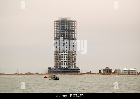 Ocean Tower su Padre Island nella nebbia mattutina immediatamente dopo la detonazione iniziale di esplosivi per implodere la costruzione. Foto Stock