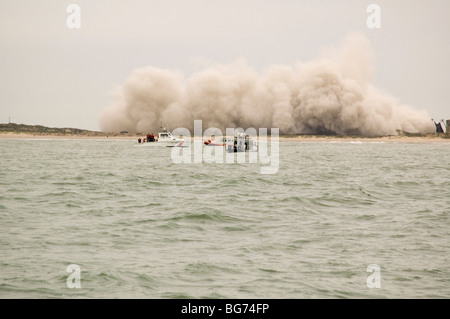 Massiccia nube di polvere si sposta sulla spiaggia dopo implosione di Ocean Tower edificio di condomini a South Padre Island. Undicesimo in serie Foto Stock