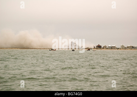 Cumulo di macerie emerge dalla nube di polvere dopo implosione di Ocean Tower in condominio a South Padre Island, TX. Dodicesimo in serie. Foto Stock