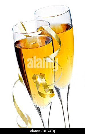 Completa di due flauti champagne con vino frizzante e isolato a nastro Foto Stock