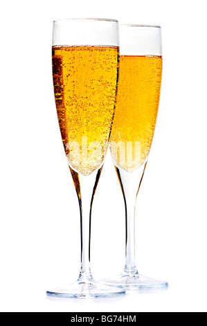 Completa di due flauti champagne isolato su sfondo bianco Foto Stock