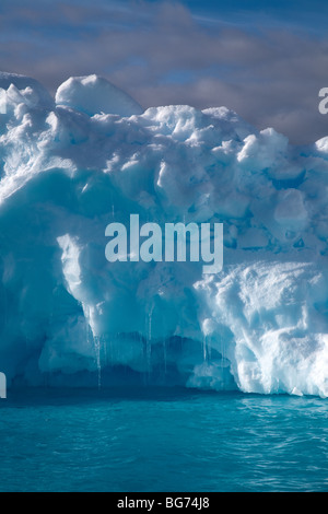 Stranamente molti iceberg sagomato a terra off de Cuverville Island, Antartide Foto Stock