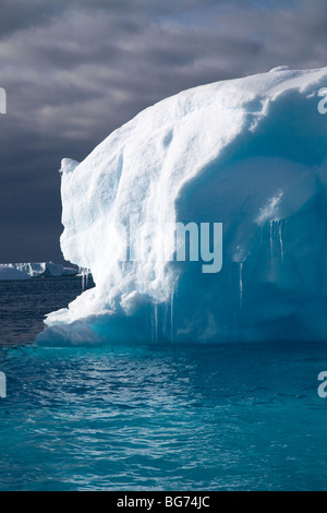 Stranamente molti iceberg sagomato a terra off de Cuverville Island, Antartide Foto Stock