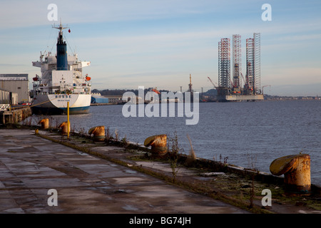 Città di Dundee Quayside e dock, con ormeggiati oil rig, Tayside, Scotland, Regno Unito Foto Stock
