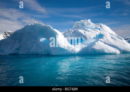 Stranamente molti iceberg sagomato a terra off de Cuverville Island, Antartide Foto Stock