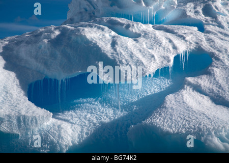 Stranamente molti iceberg sagomato a terra off de Cuverville Island, Antartide Foto Stock