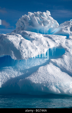 Stranamente molti iceberg sagomato a terra off de Cuverville Island, Antartide Foto Stock