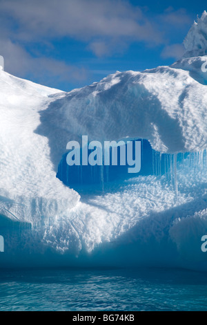 Stranamente molti iceberg sagomato a terra off de Cuverville Island, Antartide Foto Stock