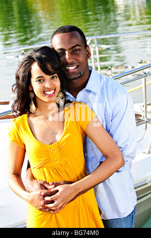 Giovane coppia romantica abbracciando e permanente al porto Foto Stock