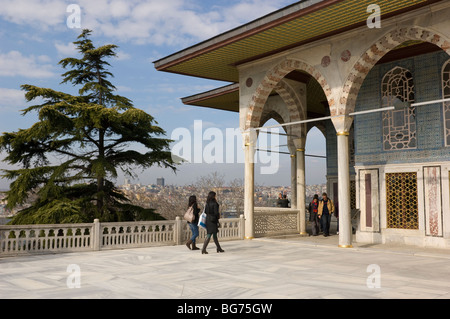 I visitatori a camminare verso il Padiglione di Baghdad presso il Palazzo Topkapi, Istanbul Foto Stock