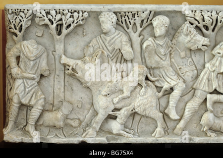 Sanglier o scena di caccia al cinghiale, Marble Carving da Alyscamps, sarcofago romano o Tomba, c3rd d.C., Arles Antique Museum, Provenza, Francia Foto Stock