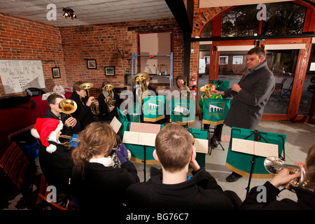 Regno Unito, Inghilterra, Manchester, Wythenshawe Park concerto di Natale da scuole di Stockport Brass Band Foto Stock