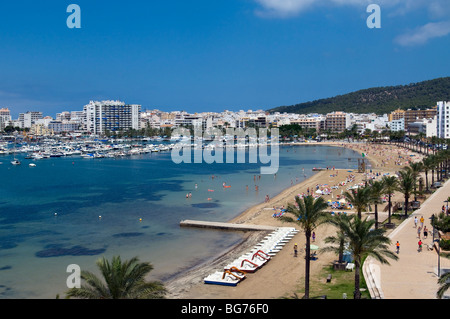 Spiaggia di San Antonio Town, Ibiza, Isole Baleari, Spagna Foto Stock