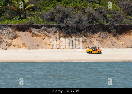 Alla guida di un buggy lungo la costa tropicale vicino a Tibau do Sul e Pipa brasile Foto Stock