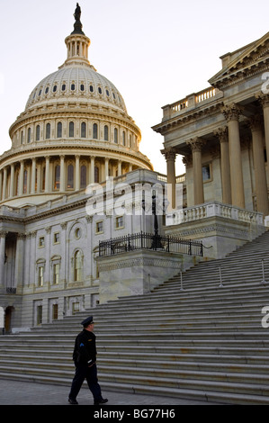 Un Capitol poliziotto di pattuglia sulla US Capitol Building in Washington DC Foto Stock