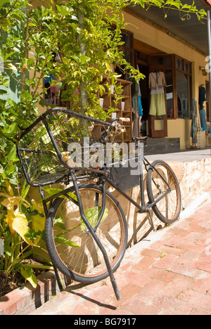 Una vecchia bicicletta per la consegna al di fuori di un negozio nel pittoresco villaggio di Riebeek Kasteel in Western Cape, Sud Africa. Foto Stock