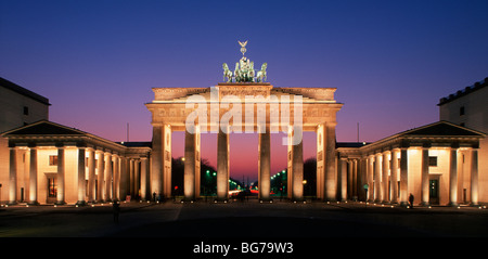 Brandenburger Tor. La Porta di Brandeburgo a Berlino la notte, in Germania, in Europa. Foto Stock