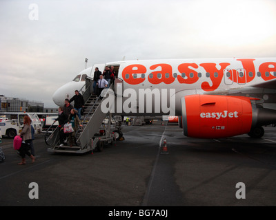 Lo sbarco di passeggeri easyjet aeromobili sotto grigio opaco skies a Belfast International Airport Foto Stock