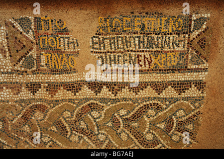 Un mosaico pavimentale dalla chiesa episcopale di Filippi Grecia dedicazione a San Paolo Foto Stock