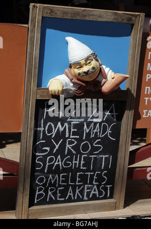 Menu chalk scritto lavagna nera al di fuori di un ristorante in Grecia Foto Stock