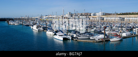 Un panorama di yacht ormeggiati in Brighton Marina, Inghilterra. Foto Stock