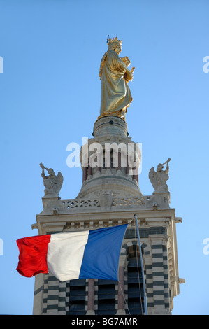 Chiesa torre o campanile della cattedrale di Notre Dame de la Garde Chiesa, la Madonna e il bambino & bandiera francese, Marsiglia Provenza, Francia Foto Stock