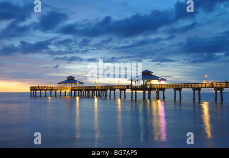 Fort Myers Pier al tramonto, Florida USA Foto Stock