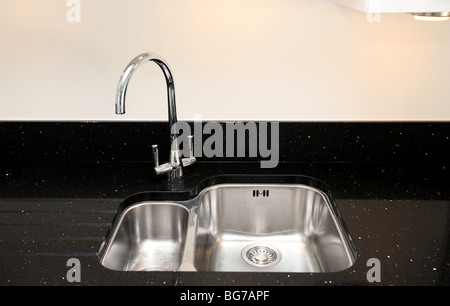 Moderno e Contemporaneo lavello e rubinetto miscelatore in marmo e la superficie di lavoro Foto Stock