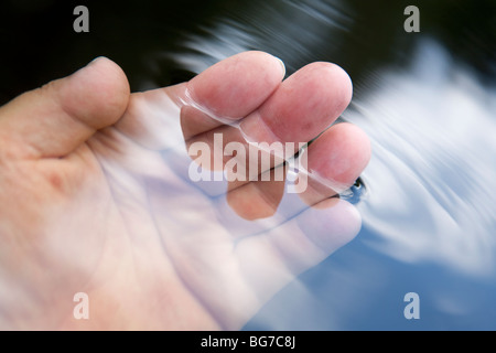 Mano sotto l'acqua Foto Stock