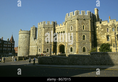 Il cancello anteriore e mura del Castello di Windsor, casa della regina d'Inghilterra, in Windsor, Berkshire, Inghilterra Foto Stock