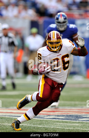 Clinton Portis di Washington Redskins esegue il calcio. Foto Stock