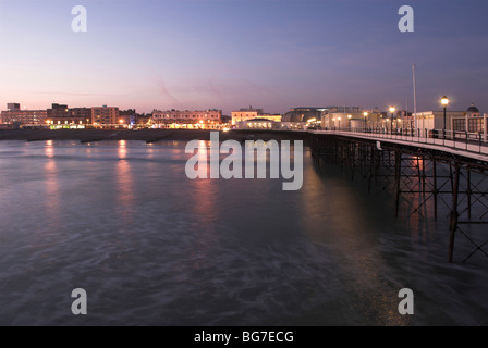 Worthing pier al crepuscolo. Foto Stock