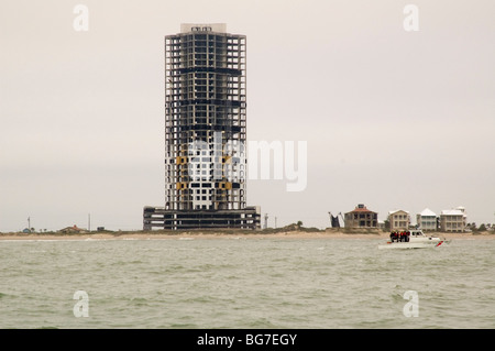 Ocean Tower su Padre Island nella nebbia di mattina circa 12 minuti prima di implosione Foto Stock