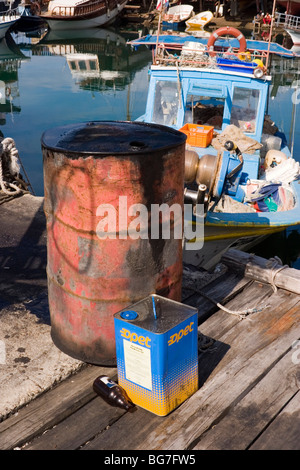 Aprire il tamburo di petrolio, Kyrenia porto, la parte settentrionale di Cipro Foto Stock