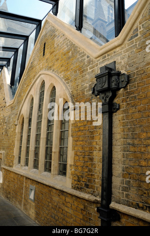 Cattedrale di Southwark finestra interna e ghisa ornati in tramoggia e pluviale Londra Inghilterra REGNO UNITO Foto Stock