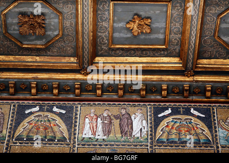Mosaico nella basilica di Sant Apollinare Nuovo, sito Patrimonio Mondiale dell'UNESCO, Ravenna, Emilia Romagna, Italia Foto Stock