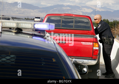 Nevada Highway Patrol trooper stato parlando con il conducente di un veicolo fermo per un traffico violazione, Las Vegas, STATI UNITI D'AMERICA Foto Stock