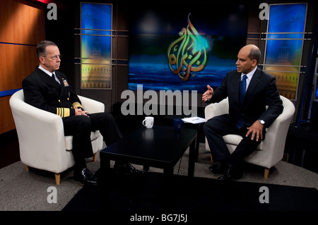 Il personale Navy Adm. Mike Mullen intervistato da Abderrahim Fouka, di Al Jazeera television network. Foto Stock