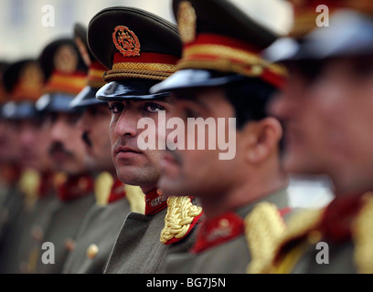 Militare afgano guardia d'onore attende come Segretario della Difesa Robert M. Gates si incontra con il Presidente afgano Hamid Karzai Foto Stock